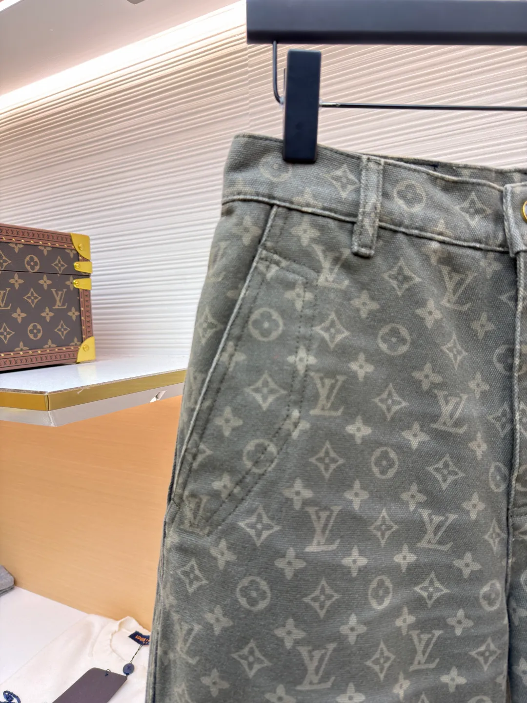LOUIS VUITTON full-print jacquard pocket trousers and jeans ●Original version: Purchased and developed for 15900 ●Item number: 1682470-B45 ●Material: denim fabric ●Technology: jacquard production ●Color: vintage green ●Version: fitted version ●Weight: about 925 grams ●Size: 28-30-32-34-36 ●Description: These Louis Vuitton all-over printed presbyopia overalls are made of heavy twill denim. The fabric has been stone washed and distressed to create a soft and skeletal texture, while giving the pants a retro distressed tone. The body of the trousers adopts the all-over printing process of the brand's classic presbyopic pattern. The printing is processed by digital direct printing and high-temperature color fixation. The color reproduction is high and is not easy to fade and crack. The workwear-style large pockets are made with three-dimensional tailoring technology. The bag mouth is reinforced with double-needle stitching, which combines practicality and design. The waistband adopts a classic button-zipper opening and closing design, with adjustable trousers details. The trousers are straight-cut and have raw edges. The overall fabric processing and structural sewing follow the brand's high-end clothing technology. Every seam is precisely positioned to make the trousers crisp and durable, perfectly integrating classic presbyopic elements and workwear style. The overall wiring is straight and delicate, the fabric is comfortable and soft, and the color is consistent without color difference. It can be matched with the same style to create a fashionable look and control various occasions. Customized accessories, complete with three standards, same style for men and women!